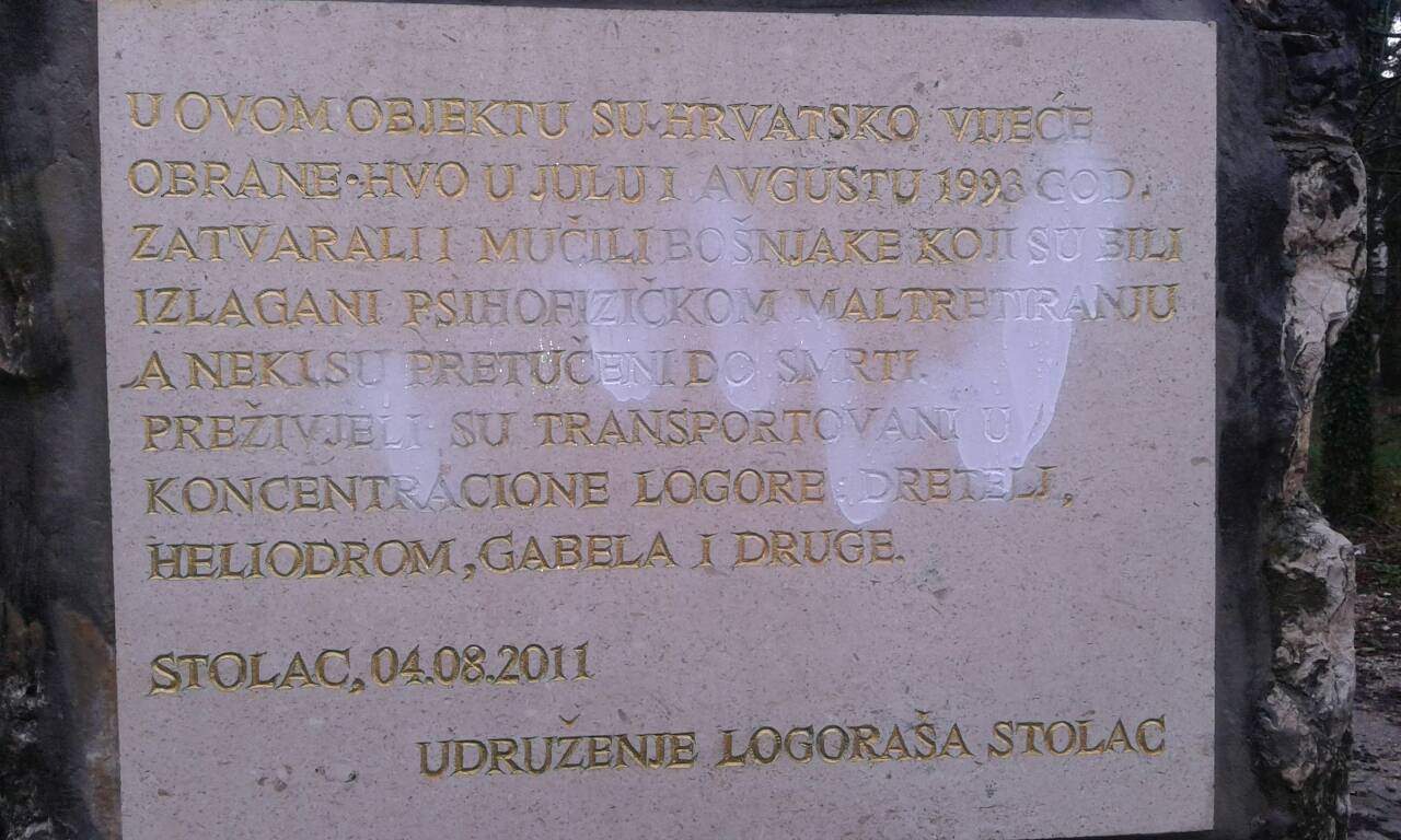 Oskrnavljena spomen ploča na bivšem logoru Koštana bolnica u Stocu